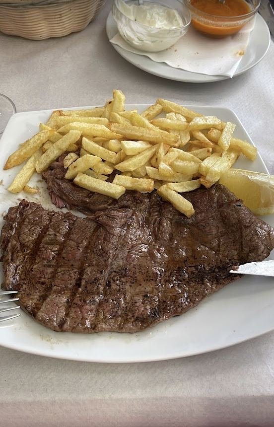 Entrecot a la plancha con patatas fritas y limón