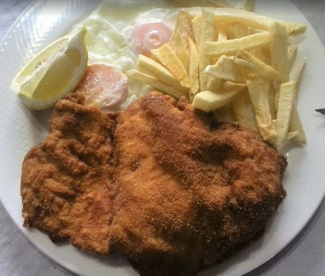 Escalope empanado con huevos fritos y patatas