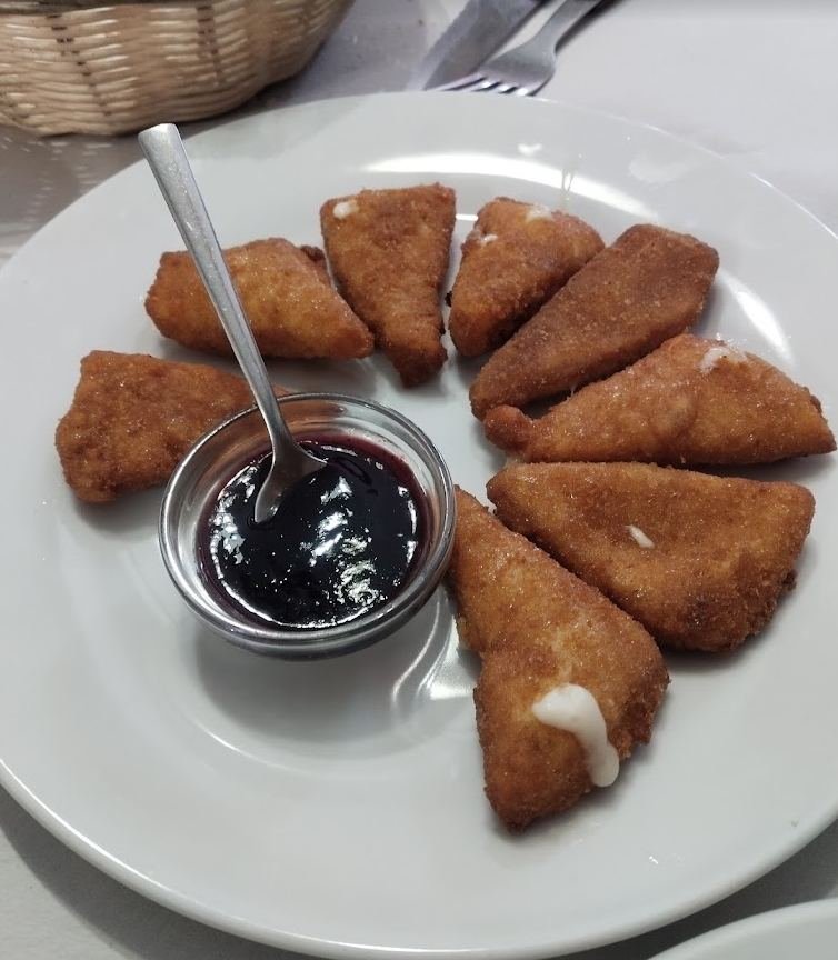 Quesos rellenos fritos con mermelada de mora