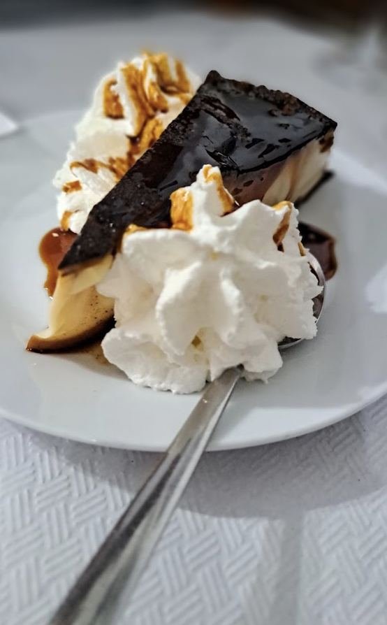 Tarta de la casa con nata y caramelo